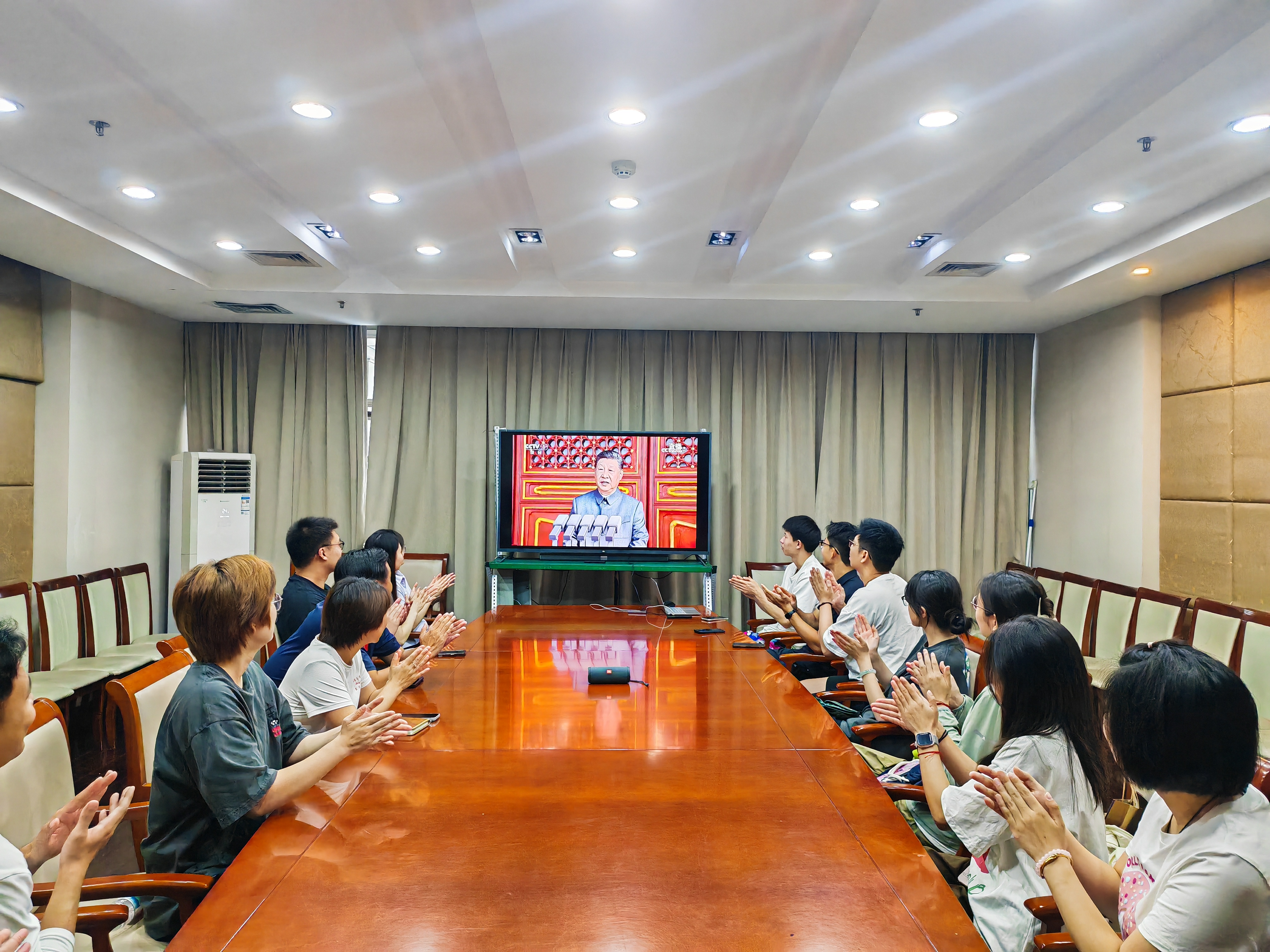 阅兵荣光励初心 铸魂育人启新程