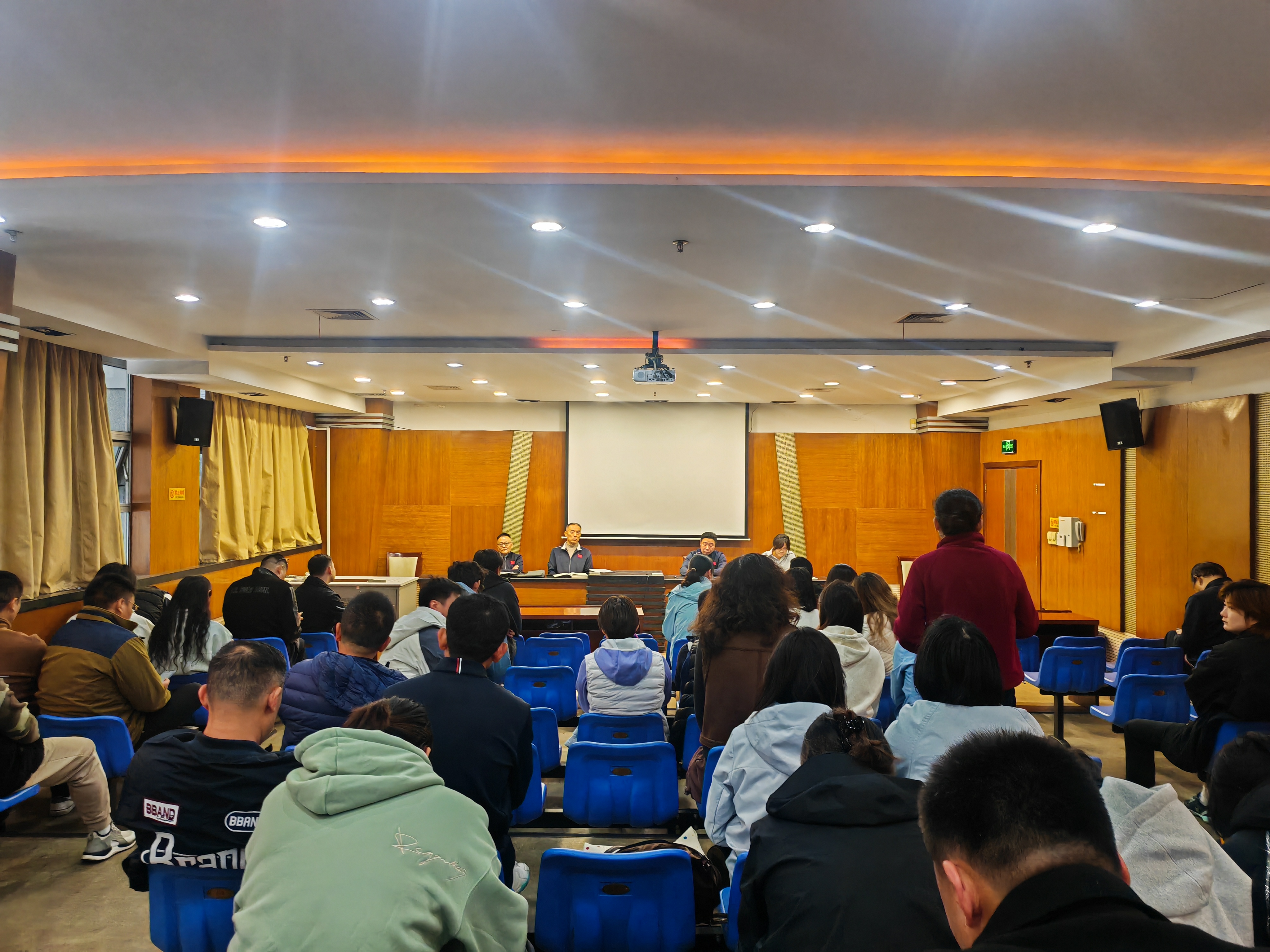 体美部召开全体教职工大会