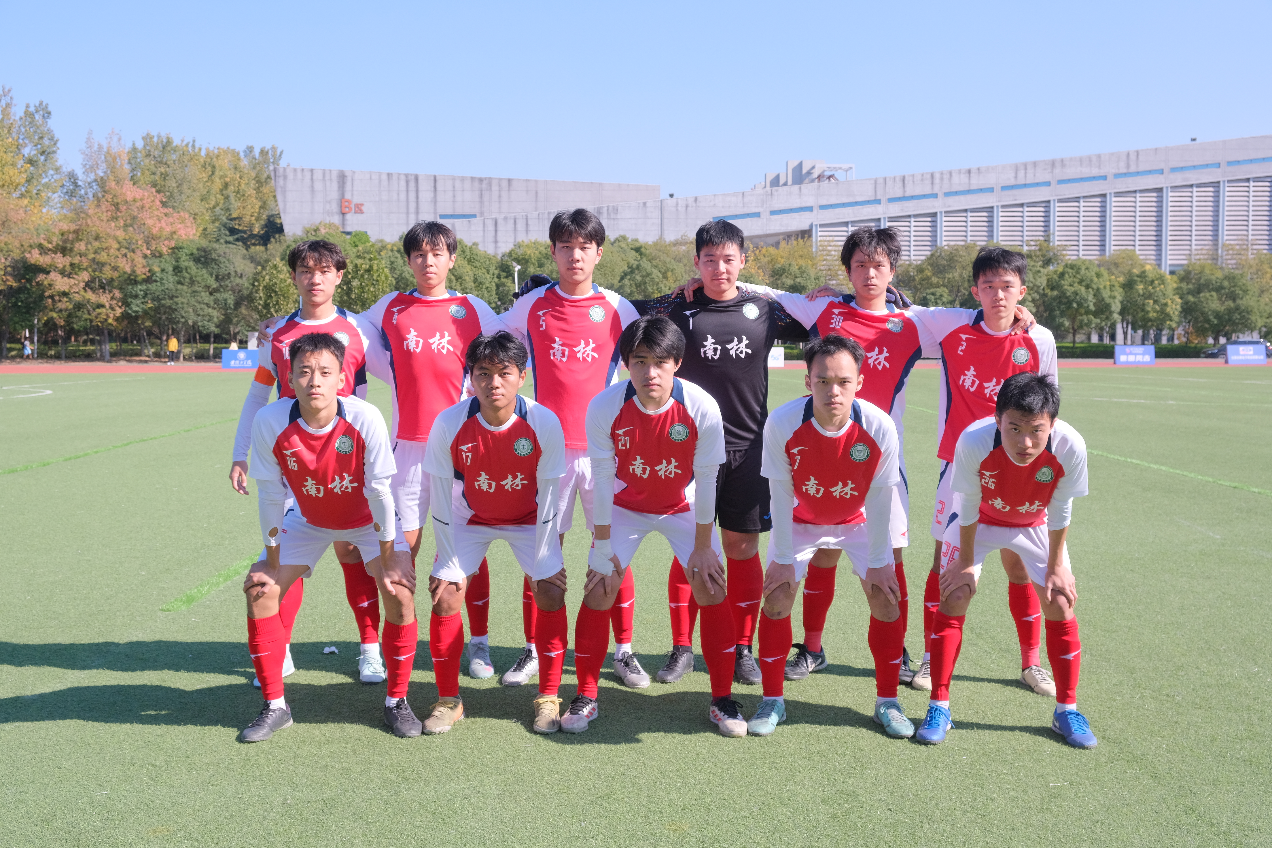 我校男子足球队在2025年江苏省“省长杯”大学生...