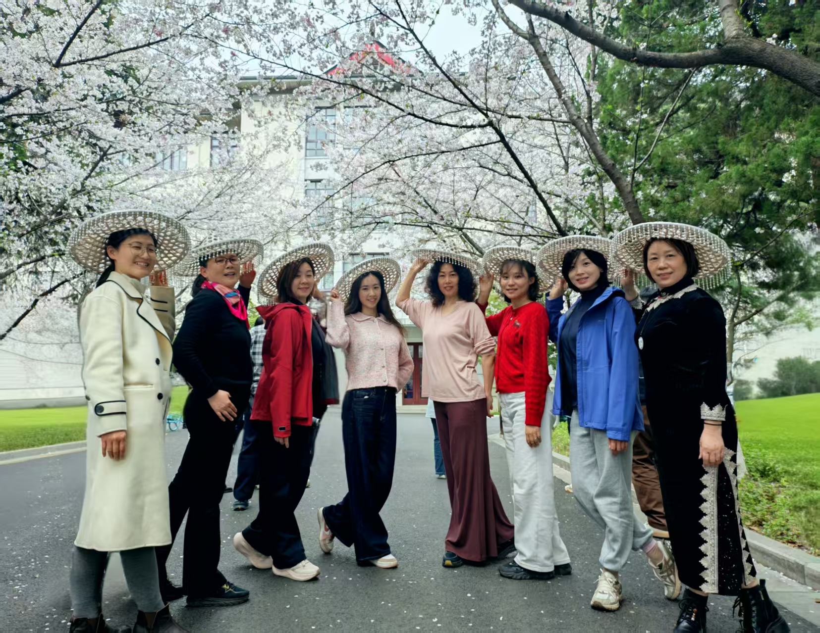 健身启程 赏樱满南林 ----体育美育部女教职工...