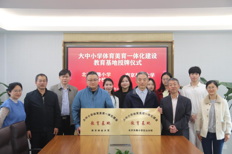 大手小手共执笔，